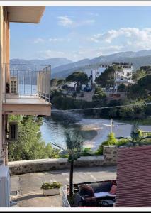 Blick auf einen Fluss vom Balkon eines Hauses in der Unterkunft Casa Del Marinaio in Cala Gonone