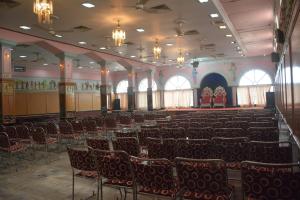 una habitación con filas de sillas en un edificio en Hotel Naveen Residency, en Darbhanga