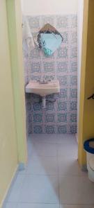 Un baño con un lavabo y un espejo en la pared. en San Cristóbal Bleisure Hotel Centro, en San Cristóbal de Las Casas
