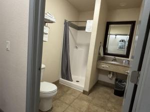 Koupelna v ubytování Price Pointe Inn