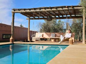 Gallery image of L'Hacienda Joud - Privatisation de 5 chambres dans un havre de paix à Marrakech avec piscine & cuisinière privée dans le désert d'Aït Ourir in Aïn er Rmel