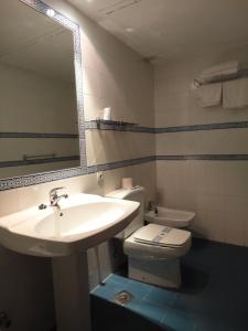 シエラネバダにあるHotel Reino Nevadoのバスルーム(洗面台、トイレ、鏡付)