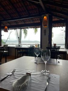 a table with two wine glasses and a napkin at Villa in Governador Celso Ramos