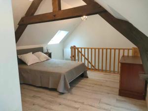 una camera da letto con un letto e un pavimento in legno di Gite du bon accueil maison de vacances a Porcaro