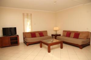 a living room with two couches and a tv at Parque Mourabel, Oásis Village & Pé do Lago in Vilamoura