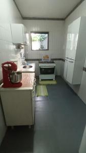 una piccola cucina con lavello e frigorifero di casa simples na atalaia com preço de hostel ad Aracaju