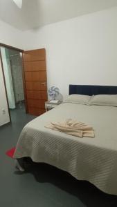 una camera da letto con un letto con due asciugamani sopra di casa simples na atalaia com preço de hostel ad Aracaju