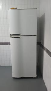 frigorifero bianco in una stanza con parete di casa simples na atalaia com preço de hostel ad Aracaju
