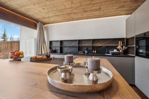 - une cuisine avec une grande table en bois dans l'établissement Imperial by Mrs Miggins, à Crans-Montana