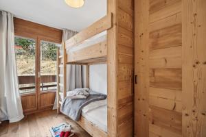 - une chambre avec des lits superposés dans un mur en bois dans l'établissement Imperial by Mrs Miggins, à Crans-Montana