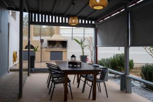 een eetkamer met een tafel en wat stoelen bij Dream Villa in Kokkíni Khánion