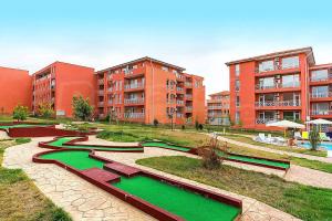 a group of buildings with green water in a courtyard at Coffee Apartment on Sunny Day 6 Complex in Tŭnkovo