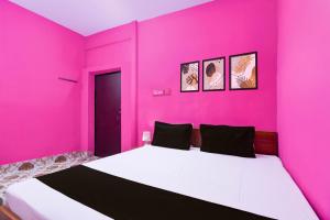 Una cama o camas en una habitación de Hotel O Sun Perfect Lodge 38 fotos más