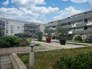 a view of an apartment building with a courtyard at Appt T2 en rez-de-jardin, au calme, à 2mn tram ! in Castelnau-le-Lez
