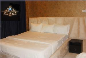 Postel nebo postele na pokoji v ubytování CLAZZ Hotel & Lounge