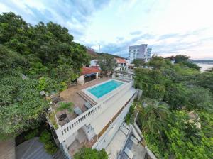 an aerial view of a house with a swimming pool at Casa de playa Vistamare in Santa Marta