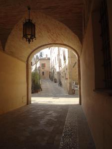 an empty alley with an archway in a building at Hotel Nettuno in Porto San Giorgio