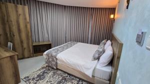 Ένα ή περισσότερα κρεβάτια σε δωμάτιο στο Jerusalem View Hotel