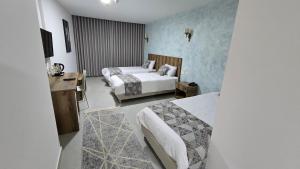 Ένα ή περισσότερα κρεβάτια σε δωμάτιο στο Jerusalem View Hotel