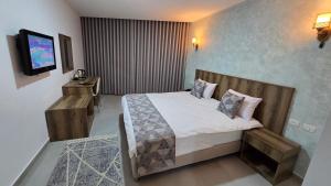 Ένα ή περισσότερα κρεβάτια σε δωμάτιο στο Jerusalem View Hotel