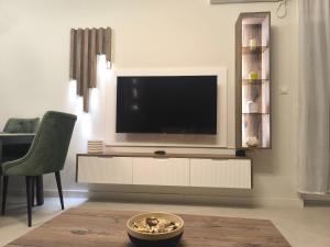 Televiisor ja/või meelelahutuskeskus majutusasutuses Mina Lux