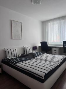 Bett in einem weißen Zimmer mit Azeb in der Unterkunft Apartment near the Old Bridge in Petržalka + 39 Fotos