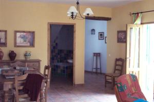 a kitchen and dining room with a table and chairs at Casa Víctor in Priego de Córdoba