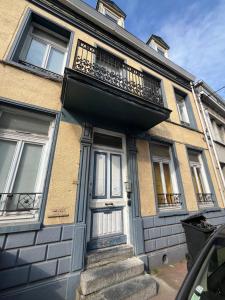 a building with a balcony on top of it at Appartements Cosy, Centre de Rosendaël, HomyNest in Dunkerque