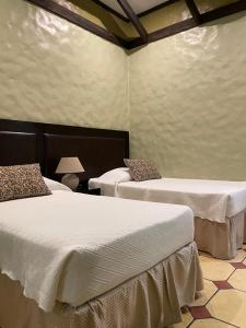 Ein Bett oder Betten in einem Zimmer der Unterkunft Hotel 1915 INN & SUITES