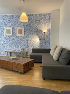 un salon avec un canapé et une table basse dans l'établissement Ático centro "El diván azul", à Malaga