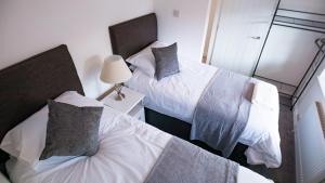 two beds in a small room with two lamps at HouseSleeps6-Garden-Parking-Familly&Contractors in Walsall