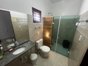 ein Badezimmer mit Toilette, Waschbecken und Dusche in der Unterkunft Casa Simões in Fortim