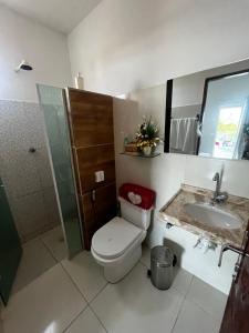 ein Badezimmer mit Toilette, Waschbecken und Dusche in der Unterkunft Casa Simões in Fortim