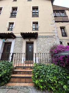 リャネスにあるApartamento La Posada del Cuetuの前に階段がある建物