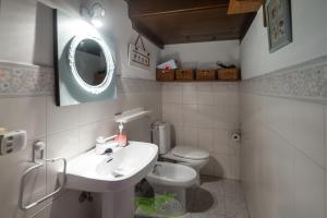 リャネスにあるApartamento La Posada del Cuetuの洗面台とトイレ付きのバスルーム +30枚の写真