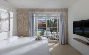 TV a/nebo společenská místnost v ubytování Villa Yotam 4BR Heated pool וילה יותם 4 חדרי שינה בריכה מחוממת