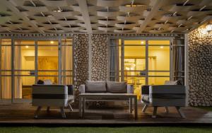 a lobby with two chairs and a table at Villa Yotam 4BR Heated pool וילה יותם 4 חדרי שינה בריכה מחוממת in Eilat