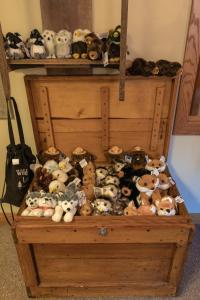 un groupe d'animaux farcis dans une caisse en bois dans l'établissement Wild Eagle Lodge, 1 Bedroom Condo - 103, à Eagle River