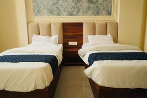 Hotel JMS Grand客房内的一张或多张床位