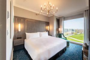 The Sutton Place Hotel Halifax客房内的一张或多张床位