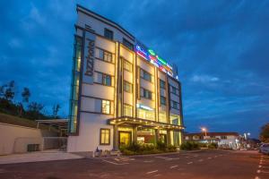 a rendering of the hotel at night at Bzz Hotel Skudai in Skudai