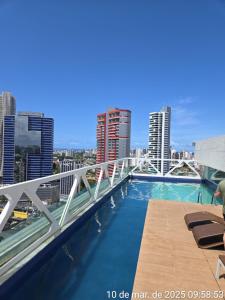 サルバドールにあるBahia salvador Business Flatsの建物の屋上にあるプール