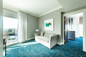 The Sutton Place Hotel Halifax的休息区