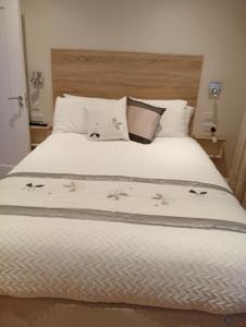 Una cama o camas en una habitación de Hayes House Killarney