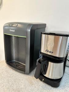 セーハ・ネグラにあるQuintas do Poenteのテレビ、コーヒーメーカー(カウンターに座る)