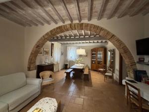 a living room with a couch and an archway at Podere Villabassa in Montespertoli