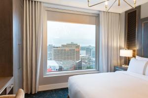 The Sutton Place Hotel Halifax客房内的一张或多张床位