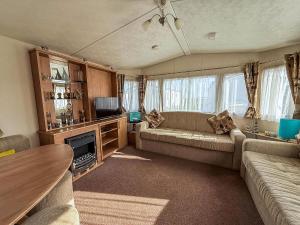 Φωτογραφία από το άλμπουμ του Lovely Caravan With Free Wifi Nearby Great Yarmouth Seaside Town Ref 20085Bs σε Hopton on Sea +9 φωτογραφίες