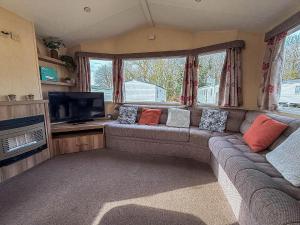 Χώρος καθιστικού στο Lovely Caravan At Broadland Sands Holiday Park Nearby Lowestoft Ref 20011Bs