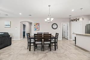 Televisyen dan/atau pusat hiburan di Spacious Grand Prairie Getaway +31 gambar